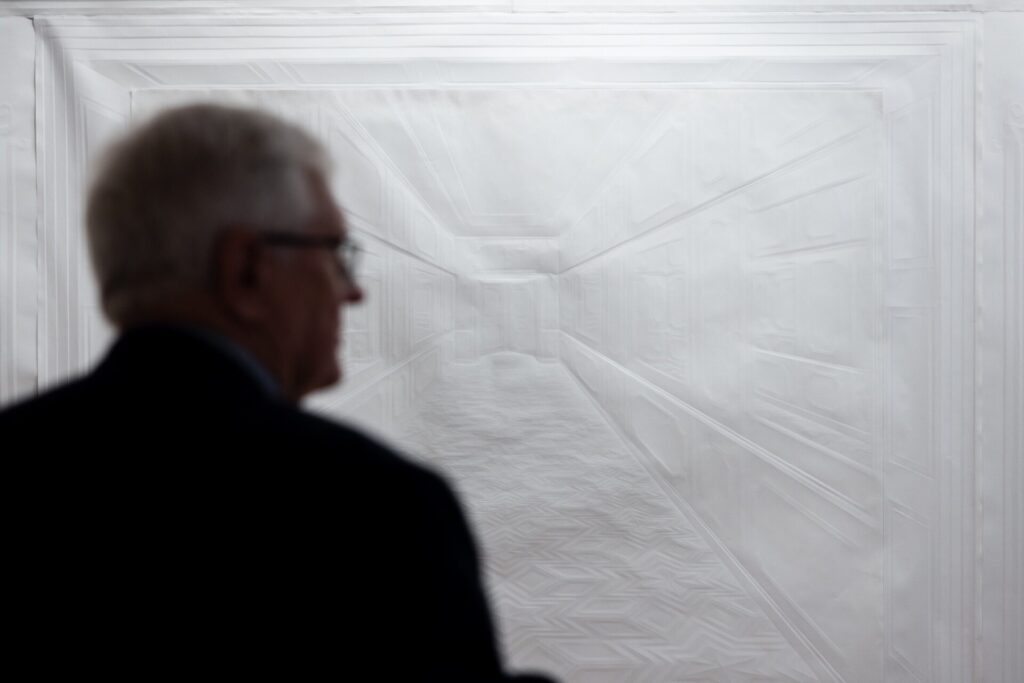 Ausstellungsbesucher vor Simon Schuberts Wandinstallation "o.T. (barockes Wandbild)"